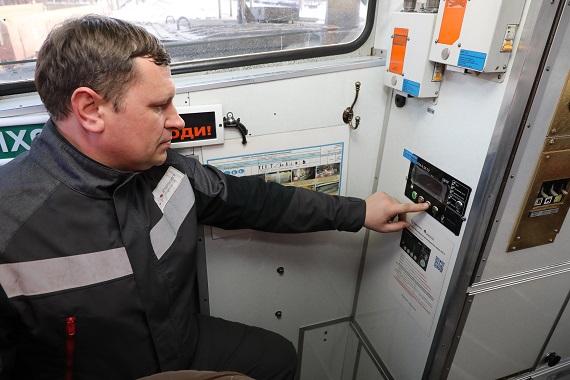 Лебединский ГОК оснащает электровозы современной системой пожаротушения